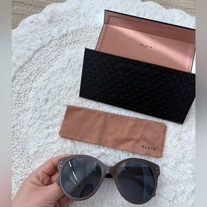 ALAÏA Paris AA0036S Brown Round Oversized Sunglasses Nude/Taupe